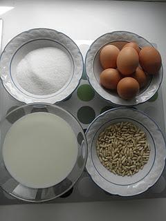 Flan casero de huevo con miel y piñones