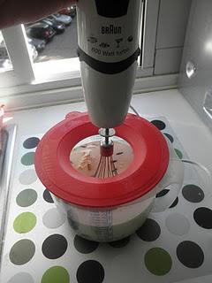 Flan casero de huevo con miel y piñones