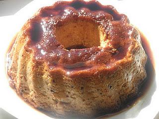 Flan casero de huevo con miel y piñones