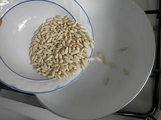 Flan casero de huevo con miel y piñones