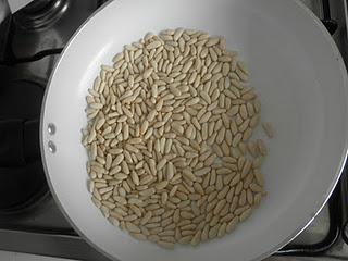 Flan casero de huevo con miel y piñones