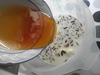 Flan casero de huevo con miel y piñones