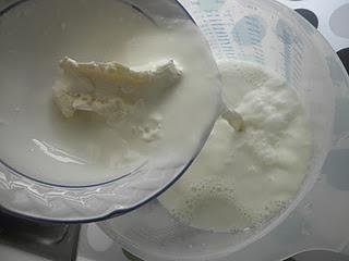 Flan casero de huevo con miel y piñones