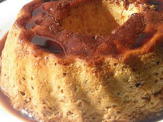 Flan casero de huevo con miel y piñones