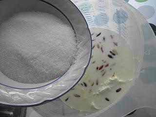 Flan casero de huevo con miel y piñones