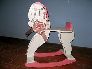 Juguetes artesanales: caballito balancin para niña