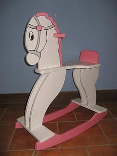 Juguetes artesanales: caballito balancin para niña