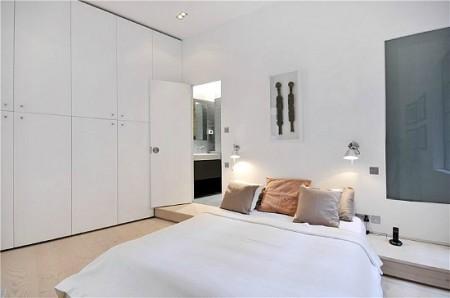 sillas eames muro caravista muebles de diseño grandes ventanales estilo nórdico estilo minimalista estilo londinense entrevisa decoesfera delikatissen diseño de interiores decoración en blanco decoración de interiores cocina moderna cocina blanca cama tatami apartamento de diseño en londres 