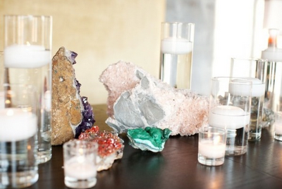 Detalles muy naturales para decorar tu boda: minerales y troncos
