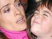 Hija Salma hace muecas fotógrafos