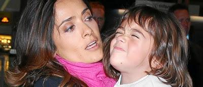 Hija de Salma  hace muecas a los fotógrafos