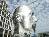 Metalmorphosis. toneladas acero inoxidable evolucionando.