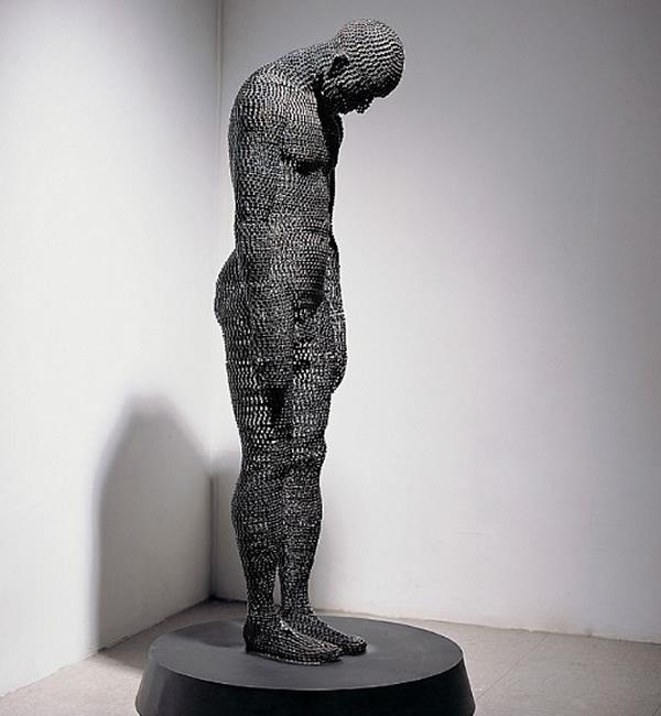 Esculturas hechas con cadenas