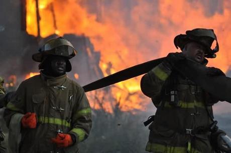 Secuencias sorprendentes desde la cámara del casco de los Bomberos de Detroit Luchando contra el fuego