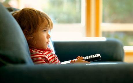 Mirar mucha TV y dormir poco aumenta en un 50% el riesgo de obesidad infantil