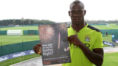 MARIO BALOTELLI DA CONSEJOS SOBRE EL USO DE FUEGOS ARTIFICIALES