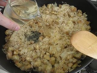 Arroz con daditos de berenjena, pera y pollo