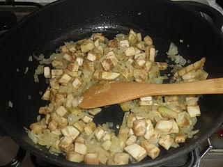 Arroz con daditos de berenjena, pera y pollo