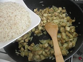 Arroz con daditos de berenjena, pera y pollo