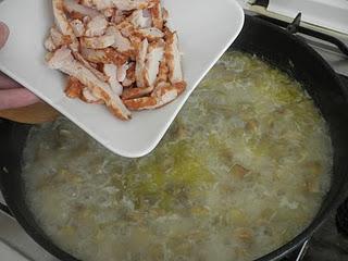 Arroz con daditos de berenjena, pera y pollo