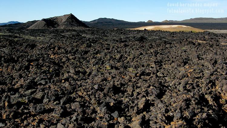 Caras en un mar de lava