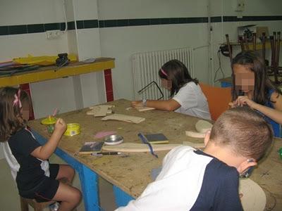 Los niños en el taller de juguetes artesanales