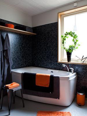 Un baño en negro, gris y naranja