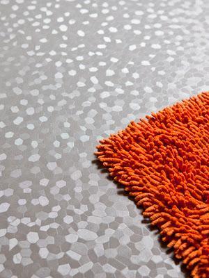 Un baño en negro, gris y naranja