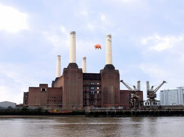 Pink Floyd recrea la portada de uno de sus discos en la vida real con un cerdo volando