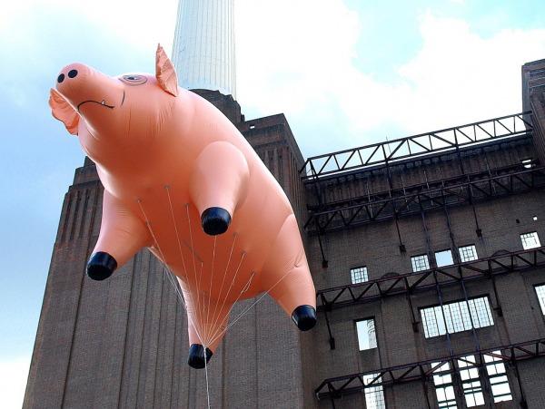 Pink Floyd recrea la portada de uno de sus discos en la vida real con un cerdo volando