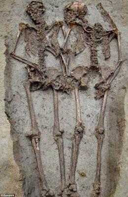 Descubren dos esqueletos de una pareja de enamorados cogidos de la mano enterrados dentro de los muros del palacio de Módena