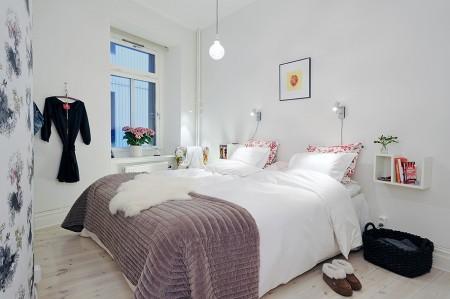 suelo de madera blanco papel de pared de pajaritos papel de pared muebles de diseño mosaico en la cocina estilo nórdico diseño de interiores decoración sueca decoración en tonos pastel decoración en blanco decoración de interiores cocinas modernas cocinas blancas apartamento de diseño sueco 