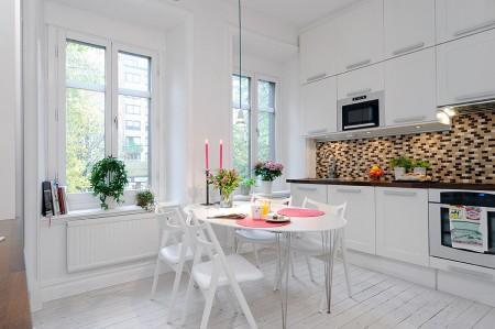 suelo de madera blanco papel de pared de pajaritos papel de pared muebles de diseño mosaico en la cocina estilo nórdico diseño de interiores decoración sueca decoración en tonos pastel decoración en blanco decoración de interiores cocinas modernas cocinas blancas apartamento de diseño sueco 