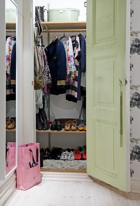 suelo de madera blanco papel de pared de pajaritos papel de pared muebles de diseño mosaico en la cocina estilo nórdico diseño de interiores decoración sueca decoración en tonos pastel decoración en blanco decoración de interiores cocinas modernas cocinas blancas apartamento de diseño sueco 