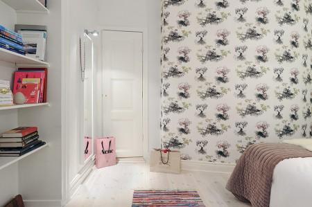 suelo de madera blanco papel de pared de pajaritos papel de pared muebles de diseño mosaico en la cocina estilo nórdico diseño de interiores decoración sueca decoración en tonos pastel decoración en blanco decoración de interiores cocinas modernas cocinas blancas apartamento de diseño sueco 