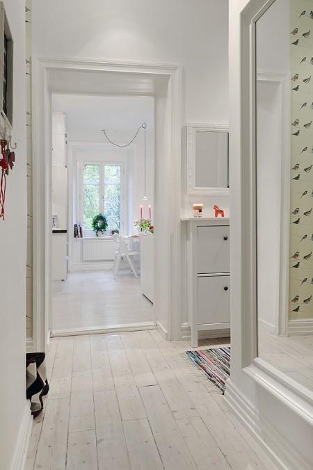 suelo de madera blanco papel de pared de pajaritos papel de pared muebles de diseño mosaico en la cocina estilo nórdico diseño de interiores decoración sueca decoración en tonos pastel decoración en blanco decoración de interiores cocinas modernas cocinas blancas apartamento de diseño sueco 