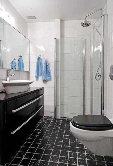 suelo de madera blanco papel de pared de pajaritos papel de pared muebles de diseño mosaico en la cocina estilo nórdico diseño de interiores decoración sueca decoración en tonos pastel decoración en blanco decoración de interiores cocinas modernas cocinas blancas apartamento de diseño sueco 