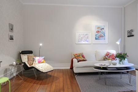 suelo de madera blanco papel de pared de pajaritos papel de pared muebles de diseño mosaico en la cocina estilo nórdico diseño de interiores decoración sueca decoración en tonos pastel decoración en blanco decoración de interiores cocinas modernas cocinas blancas apartamento de diseño sueco 