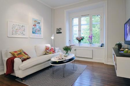 suelo de madera blanco papel de pared de pajaritos papel de pared muebles de diseño mosaico en la cocina estilo nórdico diseño de interiores decoración sueca decoración en tonos pastel decoración en blanco decoración de interiores cocinas modernas cocinas blancas apartamento de diseño sueco 