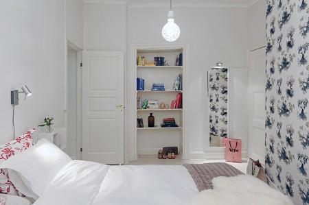 suelo de madera blanco papel de pared de pajaritos papel de pared muebles de diseño mosaico en la cocina estilo nórdico diseño de interiores decoración sueca decoración en tonos pastel decoración en blanco decoración de interiores cocinas modernas cocinas blancas apartamento de diseño sueco 