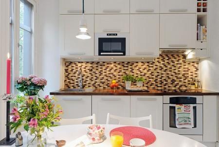 suelo de madera blanco papel de pared de pajaritos papel de pared muebles de diseño mosaico en la cocina estilo nórdico diseño de interiores decoración sueca decoración en tonos pastel decoración en blanco decoración de interiores cocinas modernas cocinas blancas apartamento de diseño sueco 