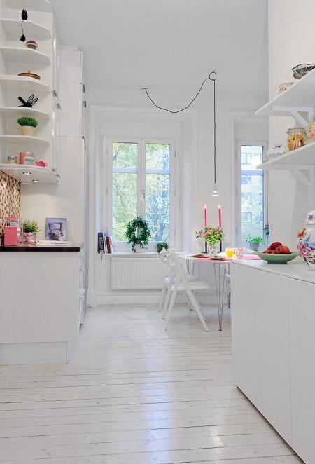 suelo de madera blanco papel de pared de pajaritos papel de pared muebles de diseño mosaico en la cocina estilo nórdico diseño de interiores decoración sueca decoración en tonos pastel decoración en blanco decoración de interiores cocinas modernas cocinas blancas apartamento de diseño sueco 