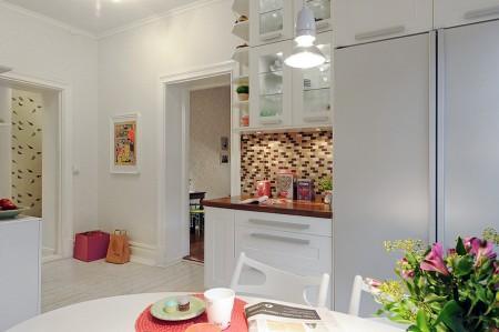 suelo de madera blanco papel de pared de pajaritos papel de pared muebles de diseño mosaico en la cocina estilo nórdico diseño de interiores decoración sueca decoración en tonos pastel decoración en blanco decoración de interiores cocinas modernas cocinas blancas apartamento de diseño sueco 