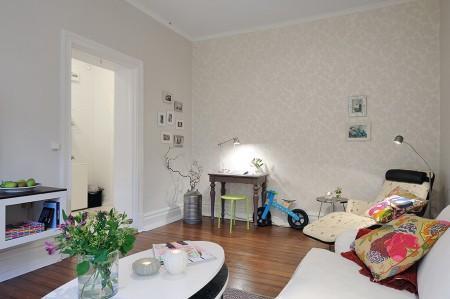 suelo de madera blanco papel de pared de pajaritos papel de pared muebles de diseño mosaico en la cocina estilo nórdico diseño de interiores decoración sueca decoración en tonos pastel decoración en blanco decoración de interiores cocinas modernas cocinas blancas apartamento de diseño sueco 