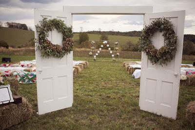 Puertas en una boda campestre