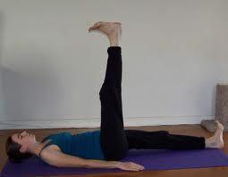 ¿Cómo se consigue la estabilidad del tronco en los ejercicios Pilates?