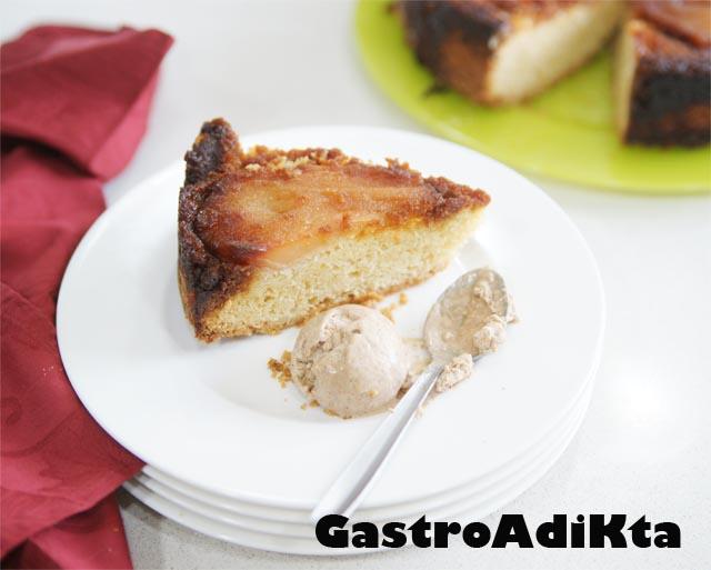 Pastel upside-down de pera con helado cremoso de canela