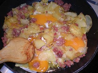 Huevos rotos con patatas y jamón