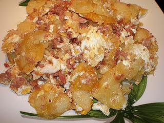 Huevos rotos con patatas y jamón