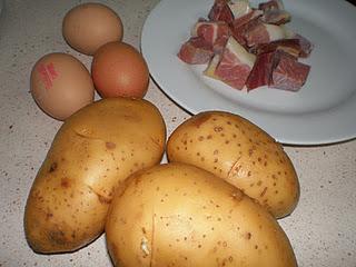 Huevos rotos con patatas y jamón